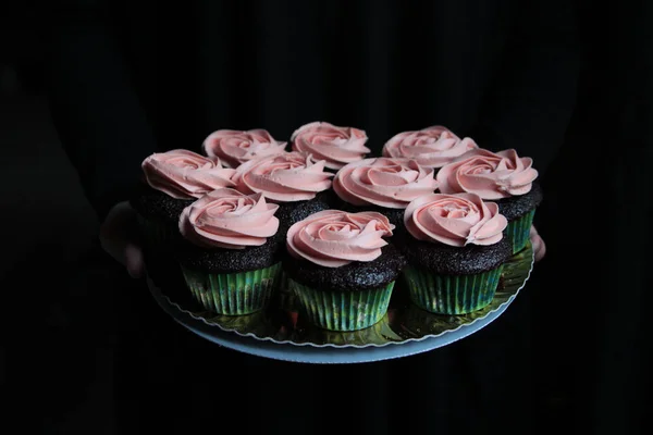 Cupcakes mit rosa Zuckerguss auf Teller komponiert — Stockfoto