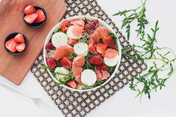 Vista Superior Cuencos Con Fresas Pomelo Ensalada Cohetes Mesa Servida — Foto de Stock