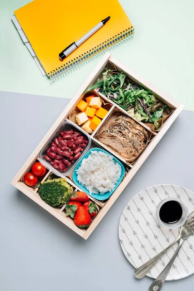 Voedseldoos Met Dieetingrediënten Door Copybook Bord — Stockfoto