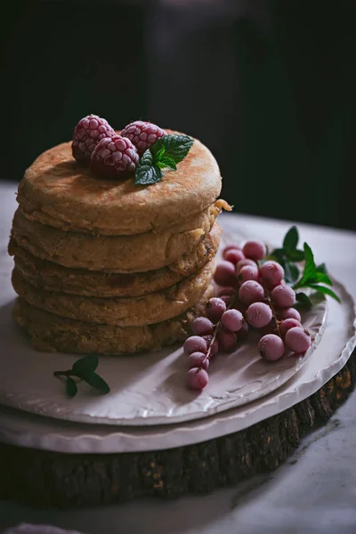 Stapel Himbeer Pfannkuchen Mit Frischen Beeren Auf Porzellanteller Vor Dunklem — Stockfoto