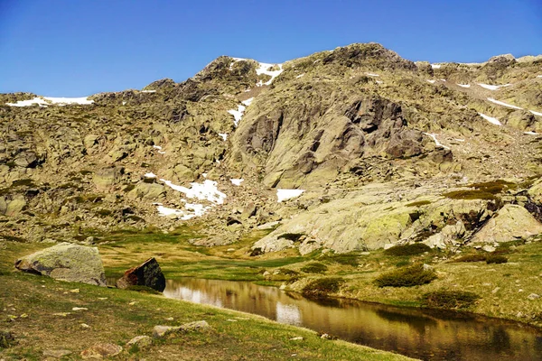 Pequeño Lago Fondo Montaña Rocosa Con Nieve Sierra Guadarrama España — Foto de Stock