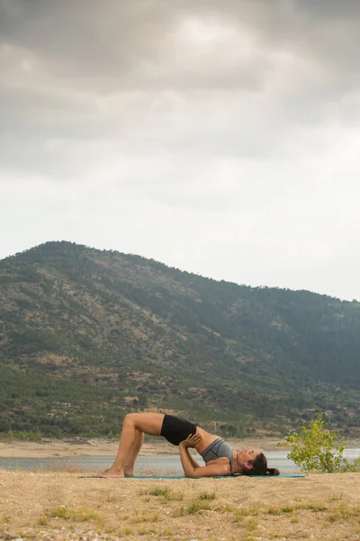 Mitte Erwachsene Frau Brückenpose Beim Yoga Freien Damm Strand — Stockfoto