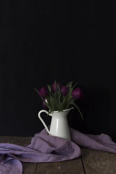 Winziger Metalleimer Mit Leuchtend Violetten Blüten Auf Einer Holztischplatte — Stockfoto