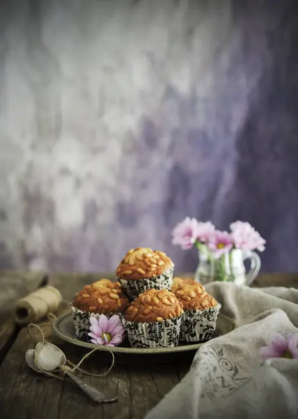 Lemez Ízletes Gabona Muffin Közelében Elhelyezett Vászon Szalvéta Rózsaszín Virágok — Stock Fotó