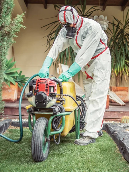 마당에서 기계에서 호스를 당기는 Fumigator — 스톡 사진