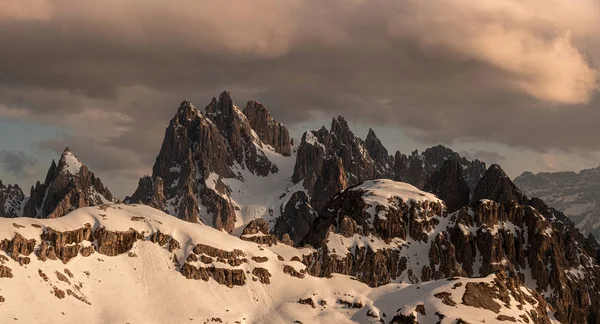 Majestätische Landschaft Aus Schneebedeckten Felsgipfeln Unter Schweren Dunklen Wolken Grauen — Stockfoto