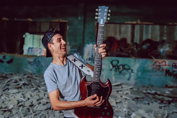 Musicien Joue Guitare Électrique Dans Endroit Abandonné — Photo