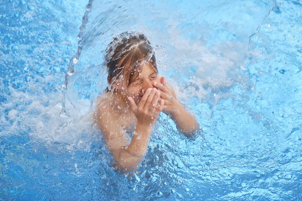 Enfant Recherche Air Les Yeux Fermés Bouche Ouverte Lorsqu Flotte — Photo