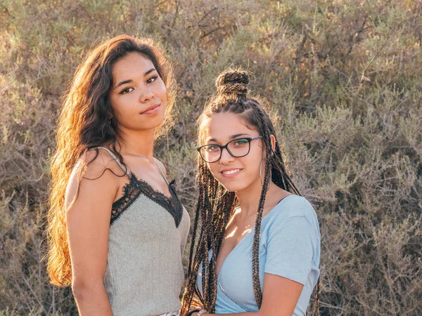 Feliz Moda Las Mujeres Jóvenes Vinculación Campo — Foto de Stock