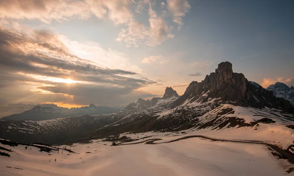 Majestatyczna Dolina Śnieżna Ciemnymi Górami Oświetlone Słońcem Pod Kontrastującym Zachmurzone — Zdjęcie stockowe
