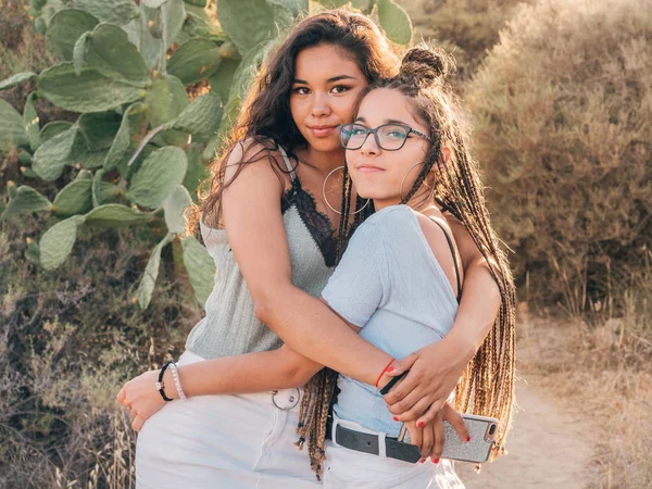 Happy Trendy Young Women Bonding Countryside — Stock Photo, Image