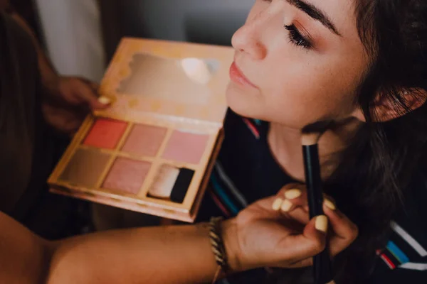 Bela Jovem Mulher Ficando Reforma Por Profissional Maquiagem Artista Salão — Fotografia de Stock