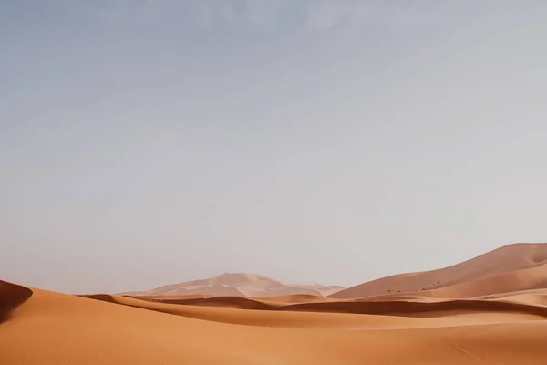 Kopec Suchého Písku Uprostřed Velké Pouště Proti Šedé Obloze Maroku — Stock fotografie