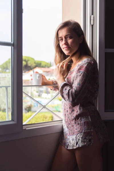 Menina Loira Pensativo Camisa Com Uma Xícara Café Olhando Para — Fotografia de Stock