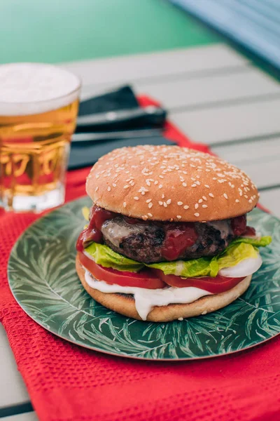 Lahodný Domácí Hovězí Burger Salátem Rajčaty Omáčkou Zeleném Talíři Podávaný — Stock fotografie