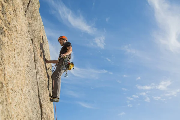 Man Climbing Rock Nature Climbing Equipment — Stock Photo, Image