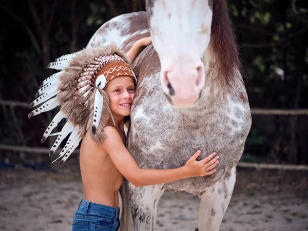 Niño Tranquilo Mirando Hacia Otro Lado Usando Tradicional Sombrero Guerra — Foto de Stock