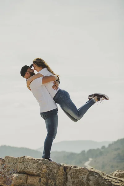 Amando Casal Abraçando Enquanto Está Penhasco Montanha — Fotografia de Stock