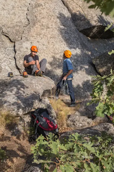 攀岩者正在穿上登山鞋开始攀岩 — 图库照片