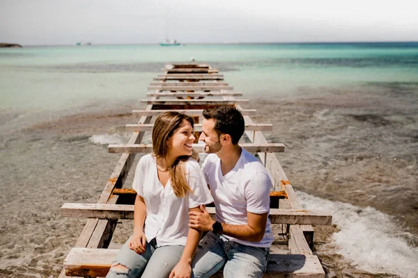 Amoureux Heureux Assis Sur Jetée Détruite Sur Bord Mer — Photo