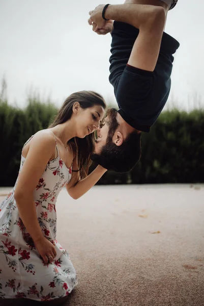 Tender couple kissing upside down on rural street — Stock Photo, Image