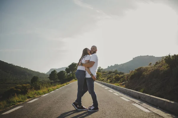 Casal Afetuoso Abraçando Enquanto Está Estrada Rural — Fotografia de Stock