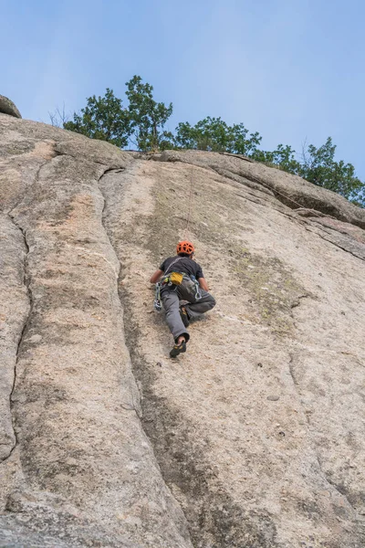 Man Climbing Rock Nature Climbing Equipment — Stock Photo, Image