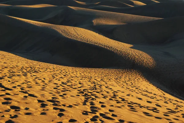Footprints Wavy Sand Slopes Contrast Shadows Sunny Day — Stock Photo, Image
