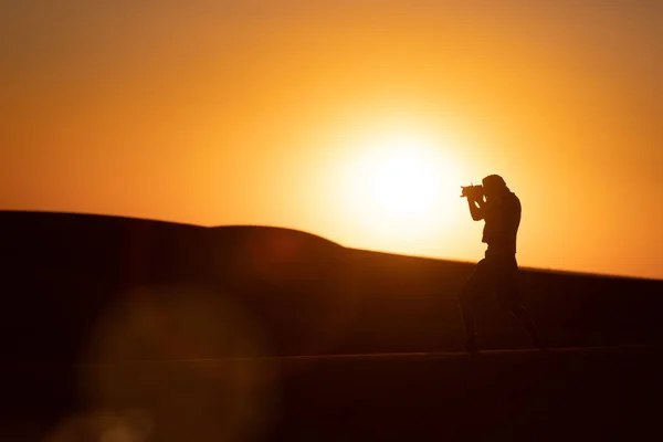 Unrecognizable Traveler Silhouette Taking Pictures Dunes While Standing Sand Amazing — Stock Photo, Image