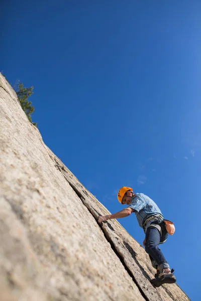 Desde Abajo Escalador Libre Escalando Naturaleza — Foto de Stock