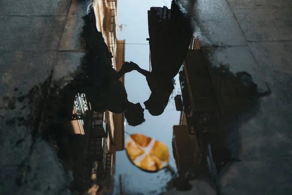 Dark Silhouette Romantic Kissing Couple Reflecting Big Puddle Autumn Leaf — Stock Photo, Image