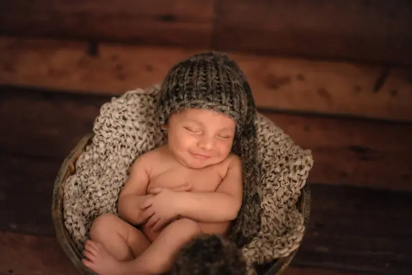 Nude Infant Knitted Hat Sleeping Bucket Wooden Floor Home — Stock Photo, Image