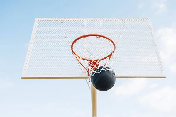 Outdoor Basketball Schwarzer Ball Netz Vor Blauem Himmel Von Unten — Stockfoto