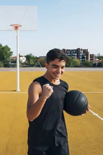 Jovem Celebrando Pontuação Enquanto Joga Campo Basquete Amarelo Livre — Fotografia de Stock