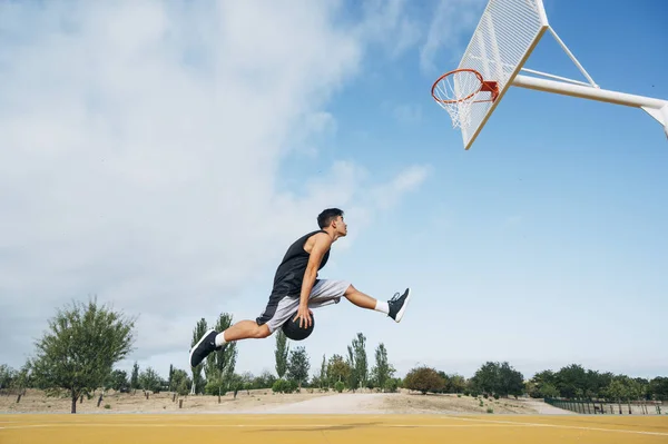 Jonge Man Springen Voor Scoren Basketbalveld Buitenshuis — Stockfoto