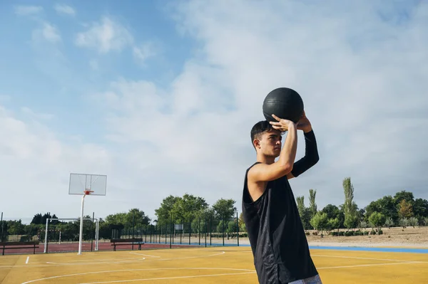 Jonge Man Gooien Bal Tijdens Het Spelen Basketbalveld Buitenshuis — Stockfoto