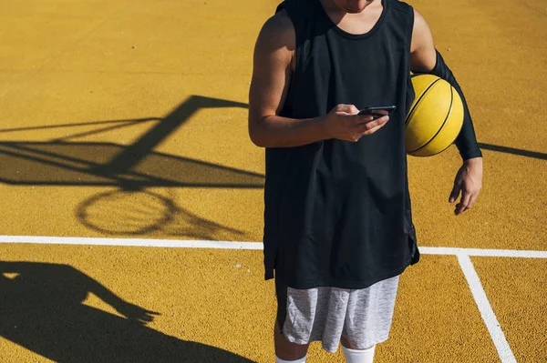 Jogador Basquete Masculino Usando Smartphone Como Descanso Após Sessão Treinamento — Fotografia de Stock