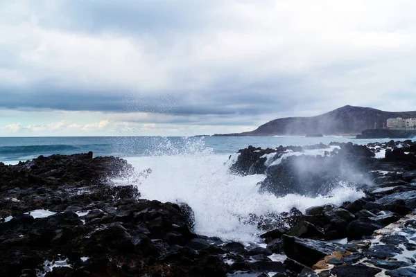 Ondas Azuis Oceano Com Textura Espuma Branca Contra Rochas — Fotografia de Stock