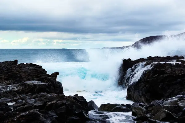Ondas Azules Del Océano Con Textura Espuma Blanca Contra Rocas — Foto de Stock