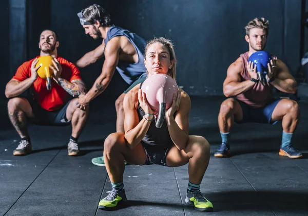 Companheiros Musculares Com Treinador Levantando Sinos Chaleira Enquanto Treinamento Funcional — Fotografia de Stock