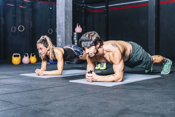 Companheiros Musculares Fazendo Abdominais Health Club Contemporâneo — Fotografia de Stock