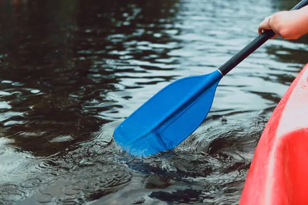 Cortado Mão Pessoa Segurando Remo Enquanto Canoagem Água Rio — Fotografia de Stock