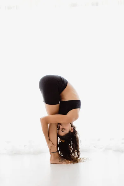 Donna Sportiva Che Esegue Piegatura Posa Yoga Studio — Foto Stock