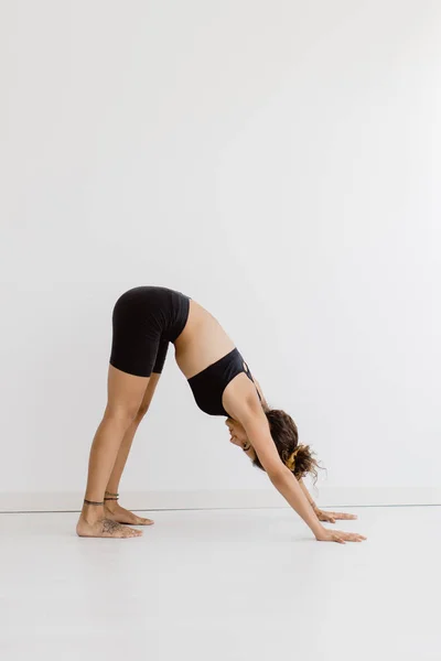 Mujer Deportiva Realizando Postura Yoga Perro Boca Abajo Sobre Fondo — Foto de Stock