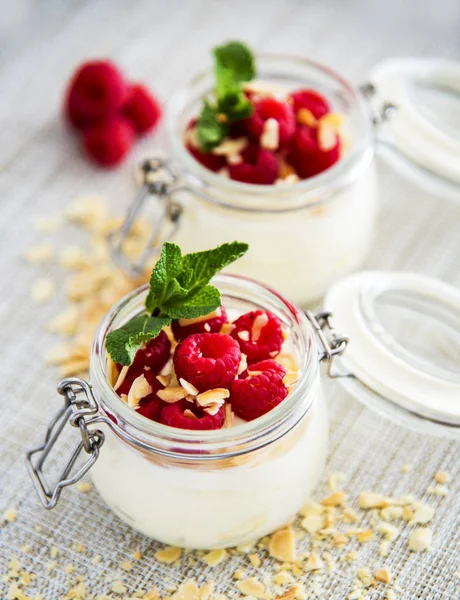 Geserveerde Pot Met Yoghurt Vol Met Verse Frambozen Tafel — Stockfoto