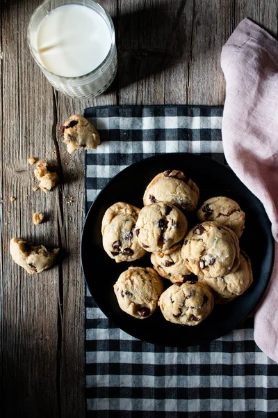 Placa Sabrosas Galletas Con Chispas Chocolate Colocadas Mesa Madera Cerca —  Fotos de Stock