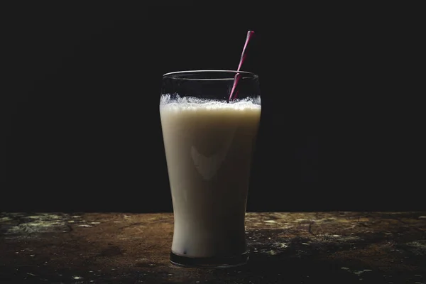 Hohes Glas Weißer Milch Mit Hell Gestreiftem Stroh Auf Tisch — Stockfoto