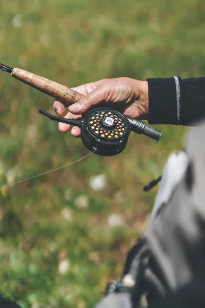 Crop Man Tenendo Attrezzatura Pesca Moderna Mentre Piedi Sulla Riva — Foto Stock