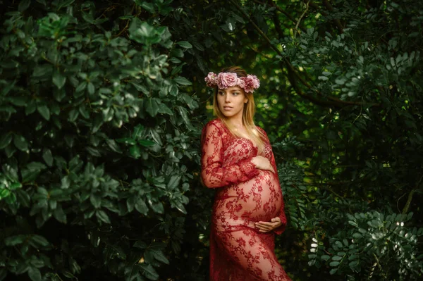Schwangere Mit Geschlossenen Augen Berühren Bauch Bei Sonnigem Tag Garten — Stockfoto