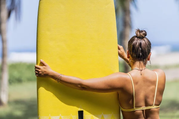 Vista Posterior Mujer Traje Baño Sosteniendo Paddleboard Amarillo Pie Costa — Foto de Stock